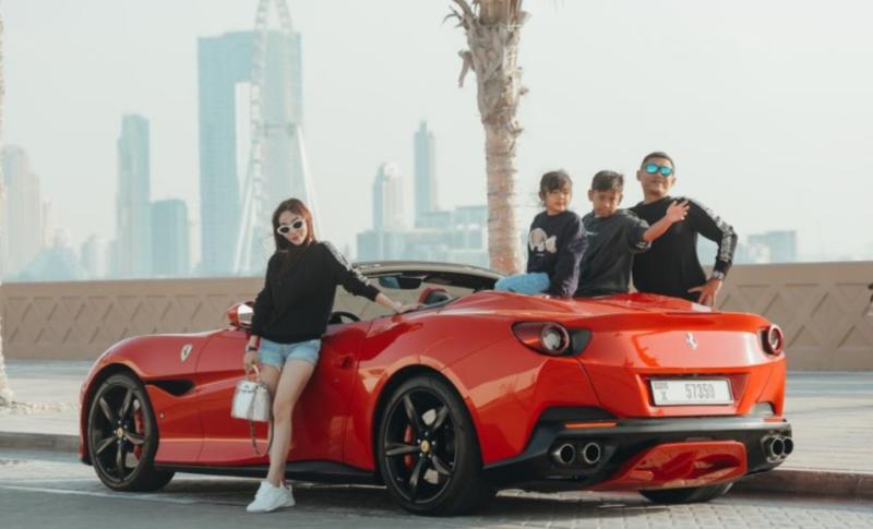 Liburan salah satu Sultan Balap Mobil Indonesia, Benny Santoso bersama keluarga di Dubai, Emirat Dubai, ditemani Ferrari Portofino M. (foto : dok pribadi)