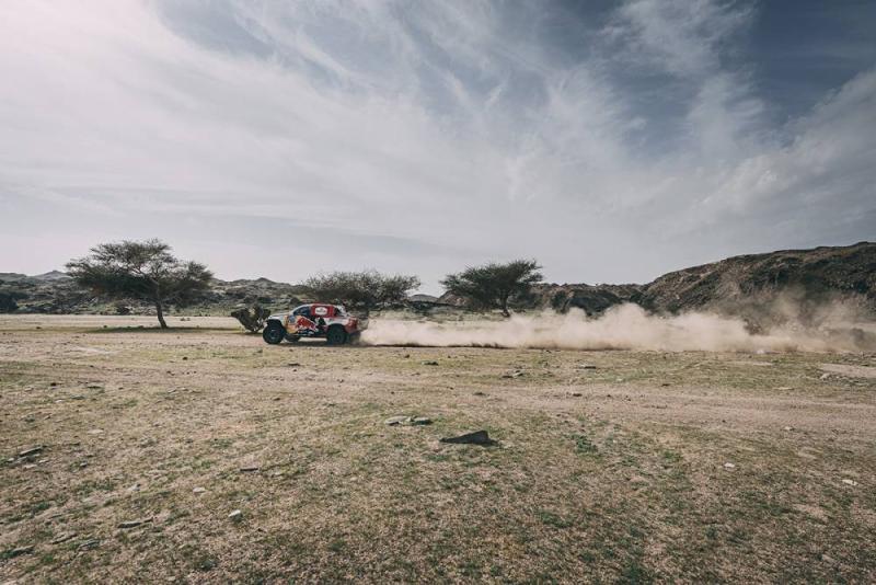 Toyota Hilux besutan Nasser Al-Attiyah (Qatar/Toyota Gazoo Racing) harus gaspol di Stage 2 untuk kejar ketertinggalan waktu di Stage 1. (Foto: dakar)