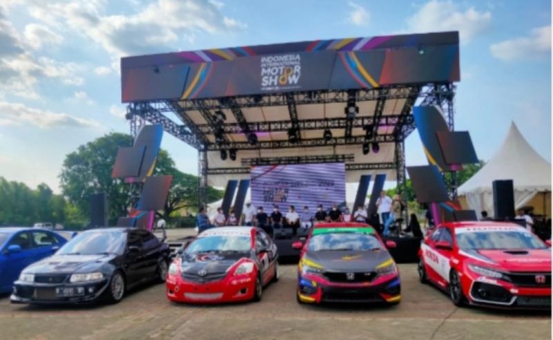 Suasana Parade dan Talkshow Pembalap 3 Generasi pada pameran otomotif international IIMS 2022 di JI-Expo Kemayoran Jakarta. (dok. mobilinanews)