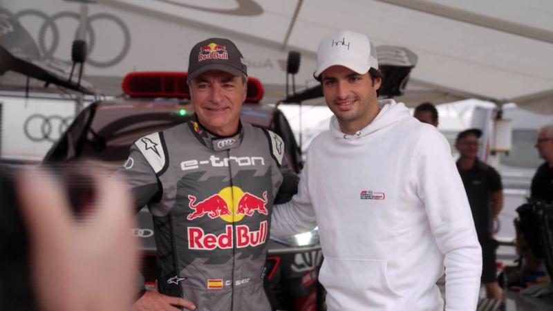 Carlos Sainz senior dan Carlos Sainz junior di paddock tim Audi Dakar 2023. (Foto: nbc)