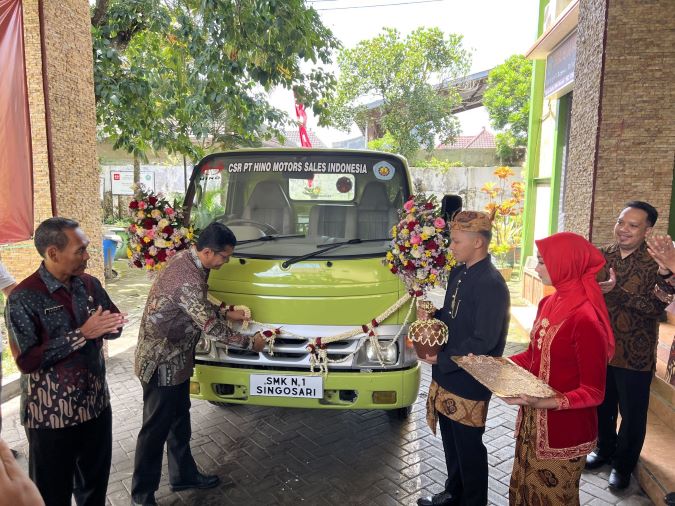 Unit Hino Dutro dan Hino Ranger Diserahkan untuk Praktik Otomotif di 2 SMK Binaan di Malang dan Kulonprogo