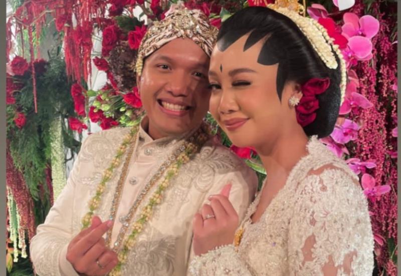 Rio Saputro Budiharjo dan Nadine Putri Dwirintha, resmi sepasang suami istri setelah ijab kabul pada Sabtu (7/1/2023) siang di Hotel Fairmont Senayan, Jakarta Selatan