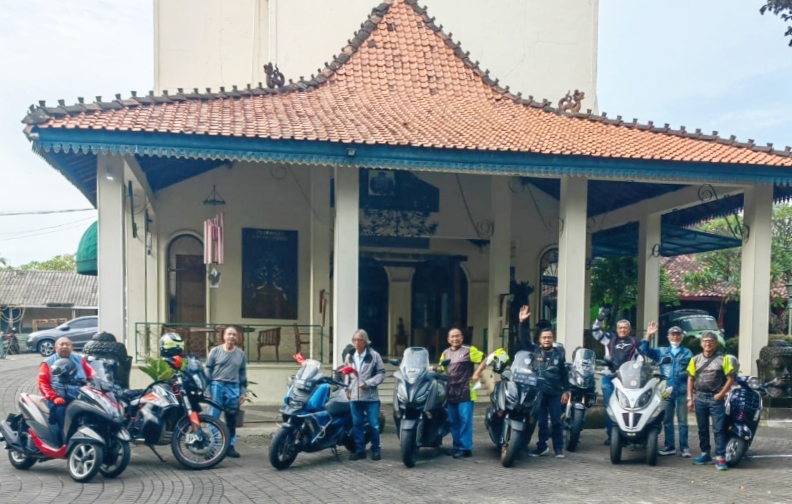 Legend Riders berkumpul di Warung Solo Jeruk Purut Jaksel untuk melakukan touring tipis ke Kota Tua dan Kelapa Gading Jakarta Utara