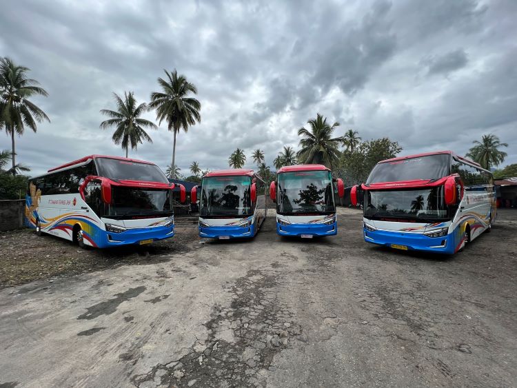 Deretan armda Hino yang dipakai PO Transport Express asal Padang