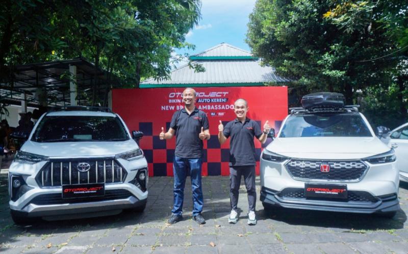 Fitra Eri (kiri) dan Martin dari Otoproject, diperkenalkan sebagai New Brand Ambassador OTOPROJECT di Jakarta hari ini