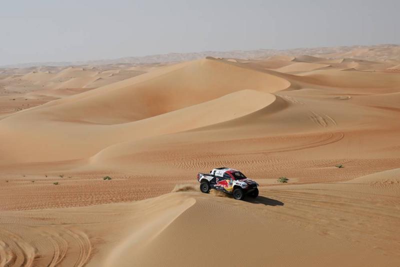 Nasser Al-Attiyah (Qatar/Toyota Gazoo Racing), tetap kokoh di puncak klasemen sementara dengan surplus waktu lebih 1 jam. (Foto: dakar)