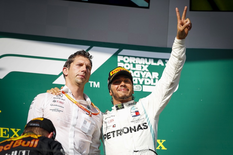 James Vowles (kiri), berperan sentral membantu Lewis Hamilton meraih 6 gelar juara dunia di tim Mercedes. (Foto: mercedes)