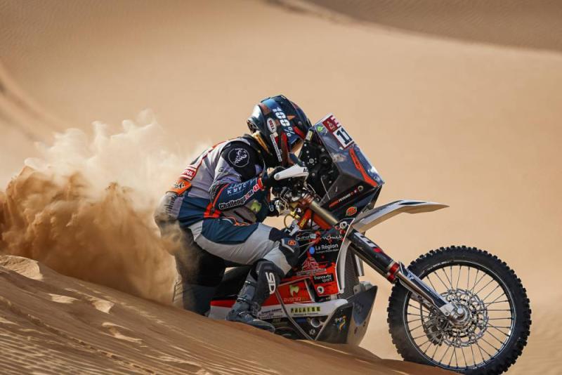 Pasir halus dan dalam menjebak sejumlah pemotor di Stage 12 Dakar 2023, termasuk Skyker Howes. (Foto: dakar)
