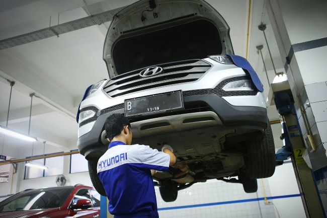 Salah satu mekanis Hyundai yang melakukan servis mobil konsumen