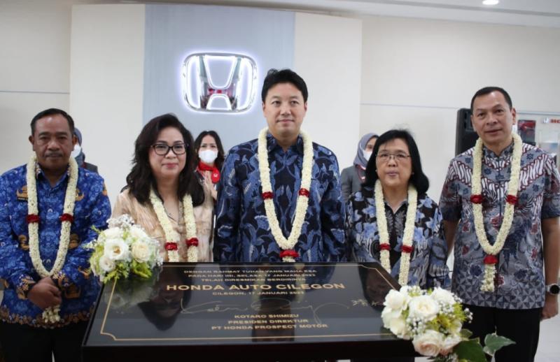President Director Honda Prospect Motor Kitaro Shimizu (tengah) saat meresmikan dealer Honda Auto Cilegon di Kota Cilegon, Banten 