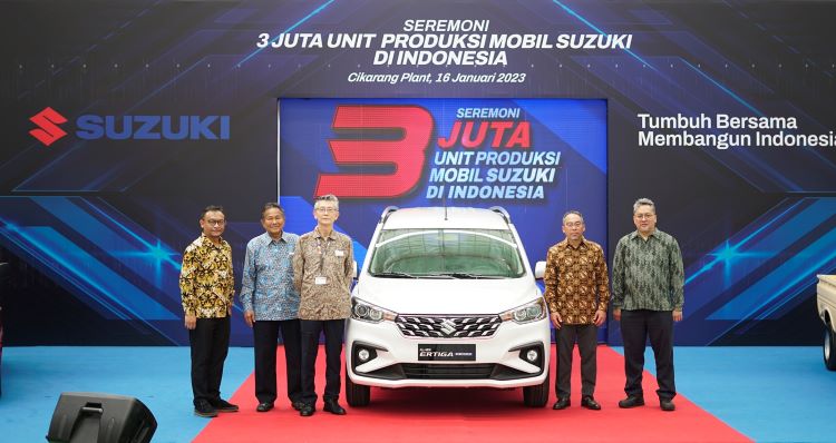 Para petinggi Suzuki yaitu Shingo Sezaki, Soebronto Laras, Yudonendito, dan Mitra Bisnis pada seremonial pencapaian 3 juta unit produksi Suzuki Indonesia