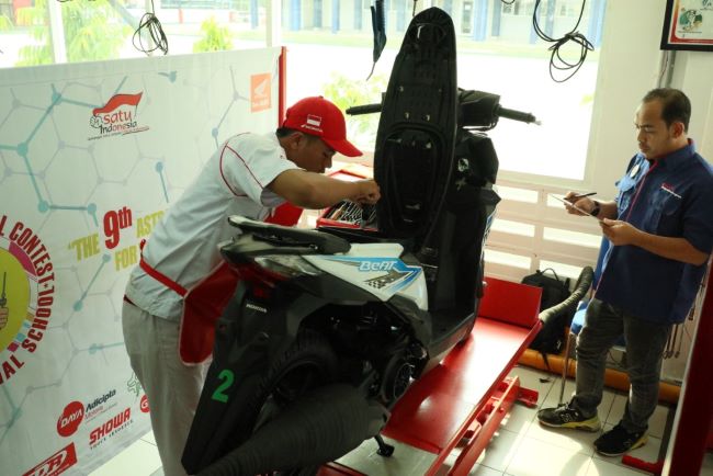 Seorang siswa mengikuti praktik penangangan kerusakana motor di sebuah program vokasi Astra Honda Motor