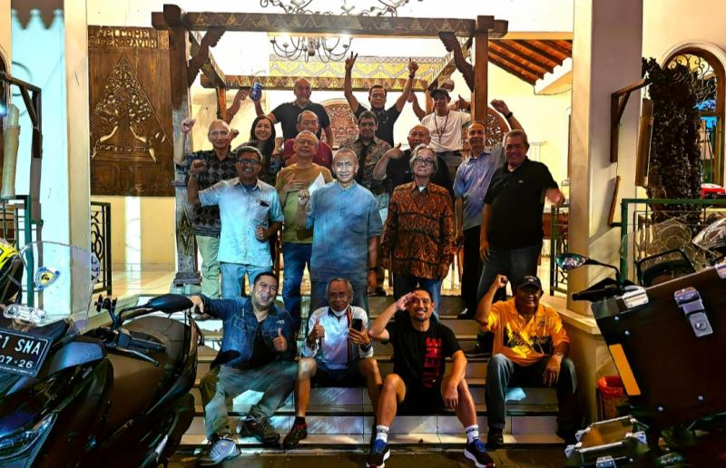 Para komunitas Legend Riders yang akan melakukan Touring Imlek Jakarta - Solo, di Balai Sarwono Kemang Jakarta Selatan, Rabu (18/1/2023) petang kemarin. (foto : bs)