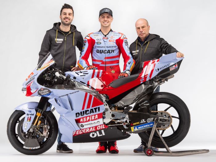 Petinggi Gresini Racing bersama pembalap andalan dan tunggangan baru Ducati Desmosedici