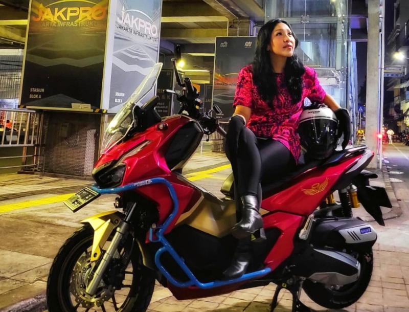 Selva Tanudjaya, dengan Honda ADV 160cc lengkap dengan modifikasi yang telah dilakukan untuk safety waktu diajak touring ke luar kota. (foto : ist)