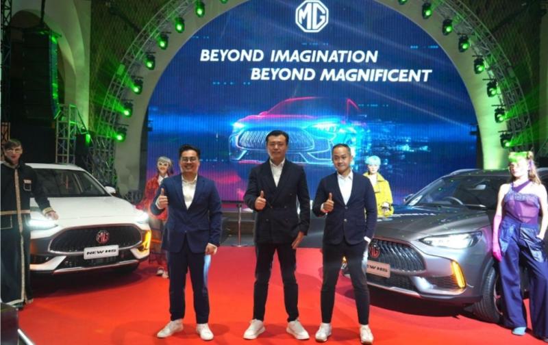 Arief Syarifudin (kiri) selaku Marketing and PR Director, Zhang Wei Wei (Vice Managing Director) dan Rendi Radito (Sales and Network Director) MG Motor Indonesia pada launching SUV terbaru di Bengkel Space Jakarta hari ini