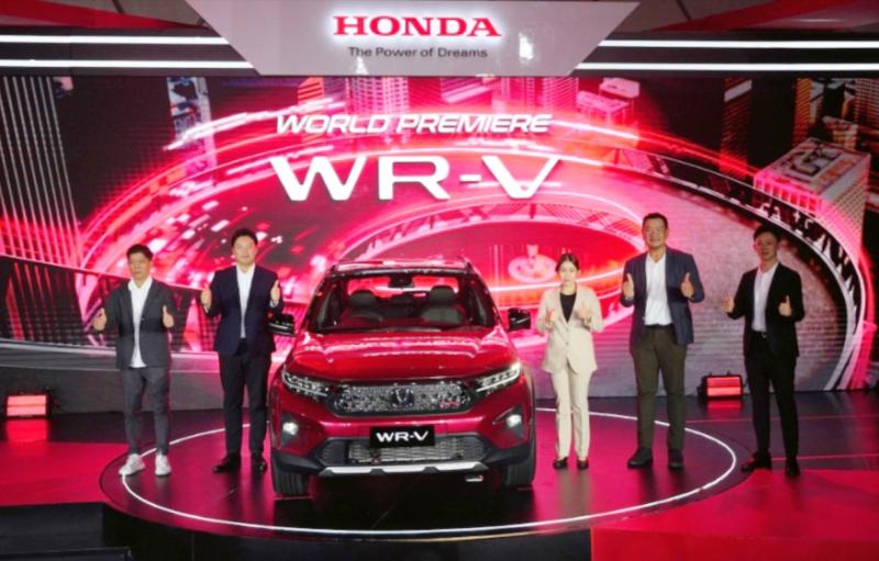  Yusak Billy (kiri), pada peluncuran Honda WR-V secara World Premiere di Jakarta, awal November 2022.
