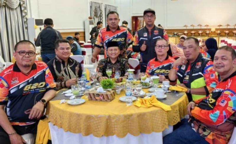 Bikers Malaysia puas dijamu Gubernur Bengkulu yang diantar oleh Kak Wari serta bisa pelesir ke tempat bersejarah di Bumi Raflesia. (foto :ancha)