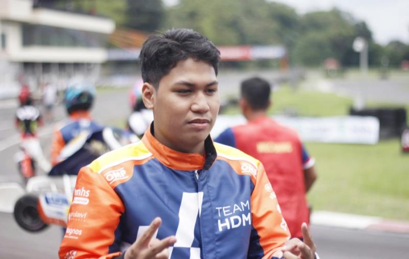Fokus ke jari tangannya, comeback Daffa AB ke ajang gokart bersama Team HDM dengan menyabet double runner up kelas Senior Rok Eshark Rok Cup Indonesia 2023. (foto : pandu)