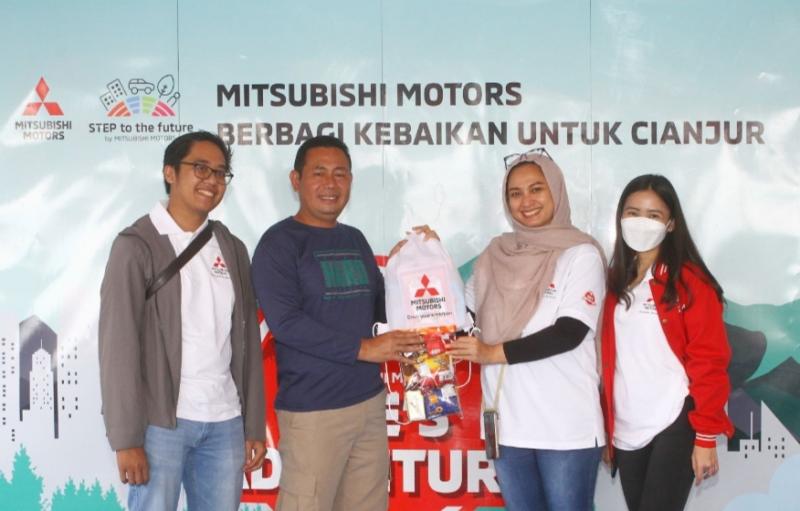 Aditya Wardani selaku Head of PR and CSR PT Mitsubishi Motors Krama Yudha Sales Indonesia menyerahkan bantuan kepada perwakilan warga terdampak gempa bumi di Cianjur, Jawa Barat