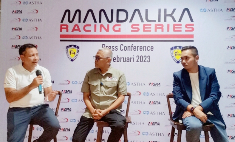 Eddy Saputra (kiri), Priandhi Satria (MPGA) dan Aji Perdana (Astha) pada preskon Mandalika Racing Series di Jakarta hari ini. (foto : bs)
