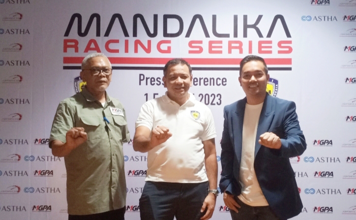 Dari kiri Priandhi Satria (Dirut MGPA), Eddy Saputra (IMI Pusat) dan Aji Perdana (Astha) pada preskon Mandalika Racing Series di Jakarta