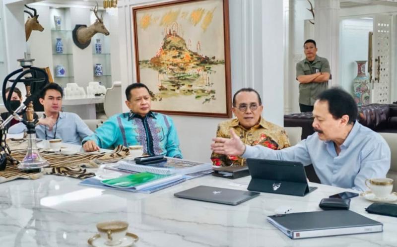 Direktur Utama PT Tol Jagat Kerthi Bali Tito Sulistio (kanan) saat melakukan audensi kepada Bamsoet selaku Ketua MPR RI dan Ketum IMI Pusat 
