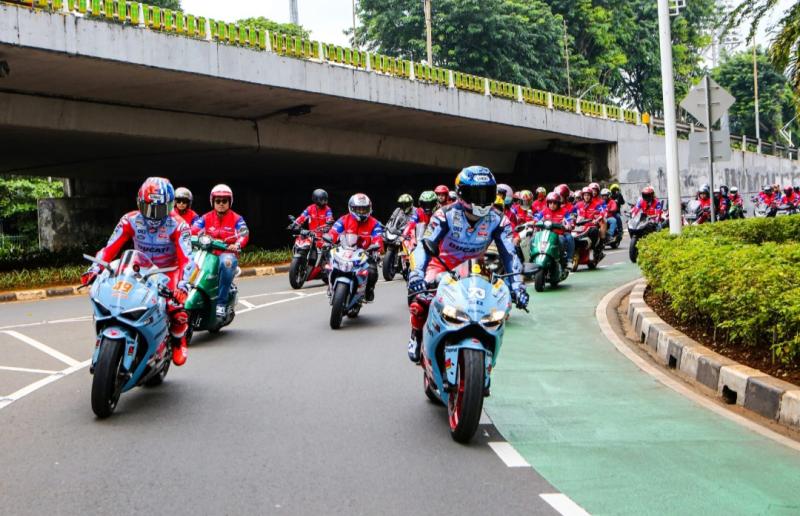 Alex Marquez dan Fabio di Giannantonio melakukan City Riding diikuti rekan media dan komunitas di jalanan ibukota Jakarta
