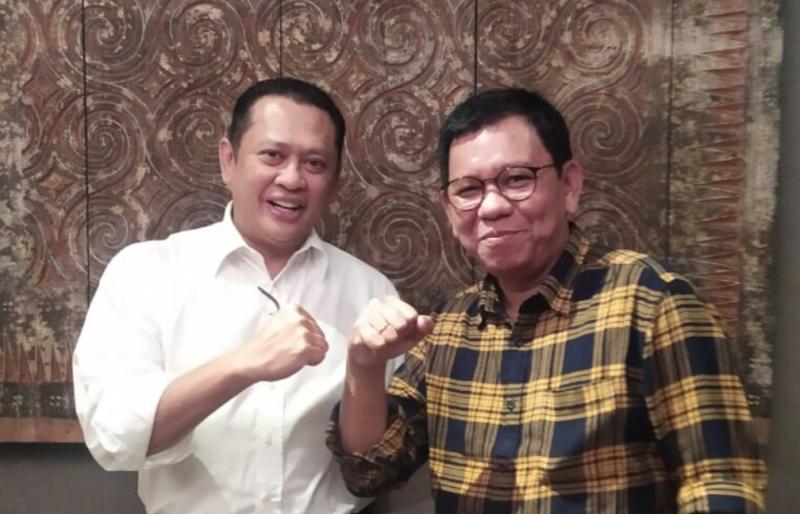Ketum IMI Pusat Bamsoet (kiri) dan M Riyanto (Waketum Organisasi IMI Pusat), ada penobatan Bapak Otomotif Indonesia kepada Presiden Jokowi pada IMI Award 2021 dan 2022 di Sultan Hotel Jakarta, Sabtu, 18 Februari 2023. (Foto : ist) 