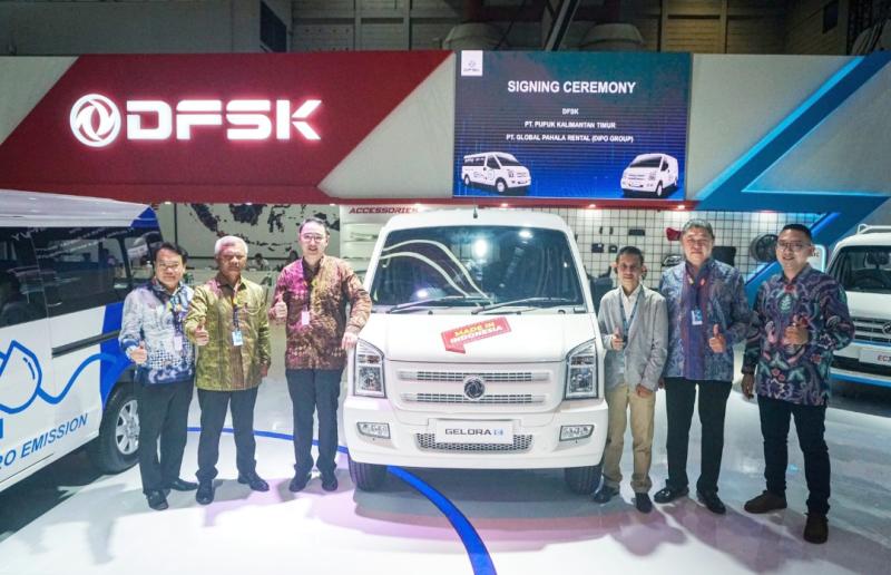 BOD PT Automobile Sokonindo dan pejabat dari pemerintah terkait dengan unit DFSK Gelora E di booth DFSK pameran otomotif IIMS 2023 JI Expo Kemayoran Jakarta hari ini