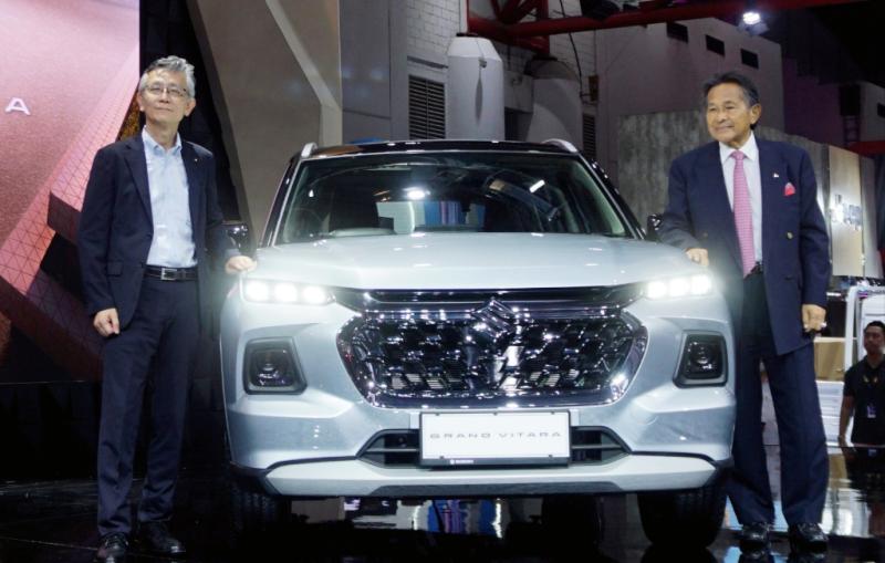 Presiden Direktur PT Suzuki Indomobil Sales dan Soebronto Laras saat peluncuran Suzuki Grand Vitara di ajang IIMS 2023