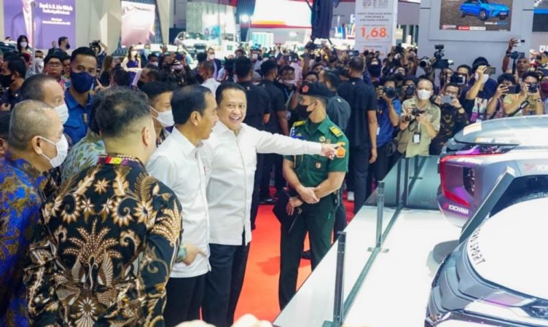 Mendampingi Presiden Jokowi membuka pameran IIMS 2023, Bamsoet ikut mendorong pertumbuhan industri kendaraan listrik di Indonesia