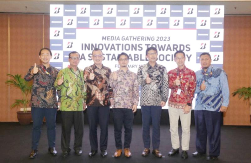 Mukiat Sutikno (ketiga dari kiri) selaku Presiden Direktur PT Bridgestone Tire Indonesia bersama jajaran manajemen pada Media Gathering di ajang pameran IIMS 2023 JI Expo Kemayoran Jakarta