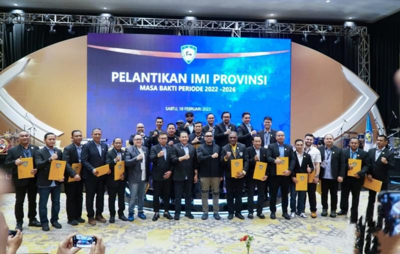 Sebanyak 23 Ketua IMI Provinsi se-Indonesia dilantik Ketum IMI Pusat Bamsoet secara bersamaan di Golden Ballroom Sultan Hotel Jakarta, Sabtu (18/2/2023)