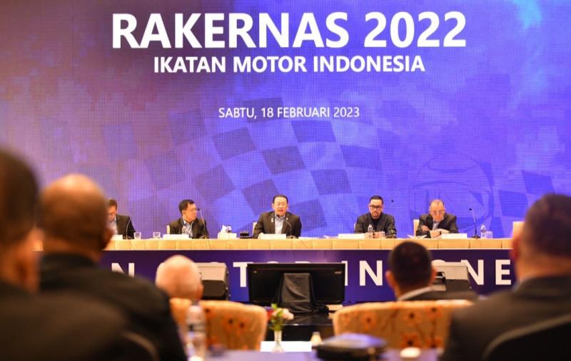 Bamsoet (tengah) didampingi Sekjen IMI Pusat Ahmad Sahroni, Junaedi Elvis, M Riyanto dan Iwan Budi Buanasaat memimpin Rakernas IMI 2022 di Jakarta, hari ini 
