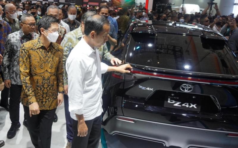 Presiden Jokowi memuji Toyota bZ4X kendaraan listrik terbaru dari Toyota di booth Toyota pameran otomotif IIMS 2023, JI Expo Kemayoran Jakarta 