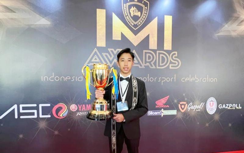 Aditya Wibowo dengan trofi IMI Awards juara nasional kelas Junior Eshark Rok Cup yang membanggakan di Golden Ballroom Sultan Hotel Jakarta, Sabtu (18/2/2023)