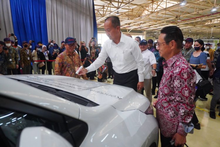 Menteri Perindustrian Agus Gumiwang membubuhkan tanda tangannya pada mobil listrik yang dikapalakan oleh Toyota