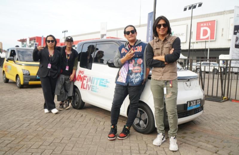 Wuling Air ev menjadi mobil pendukung mobilitas para musisi Tanah Air di IIMS Infinite Live termasuk group band J-Rocks ini