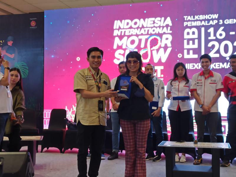 Yani saat mewakili sang suami menerima plakat penghargaan dari Rudi MF, Project Manager IIMS 2023 di JIExpo Kemayoran, Jakarta, Rabu (22/2/2023)