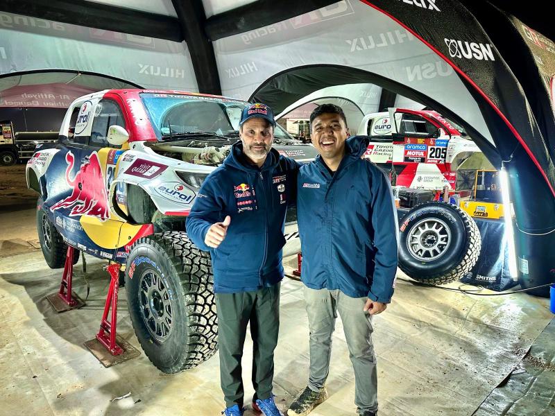 Julian Johan bersama Nasser Al Attiyah (Qatar) di Rally Dakar 2023 Arab Saudi. (Foto: ist)