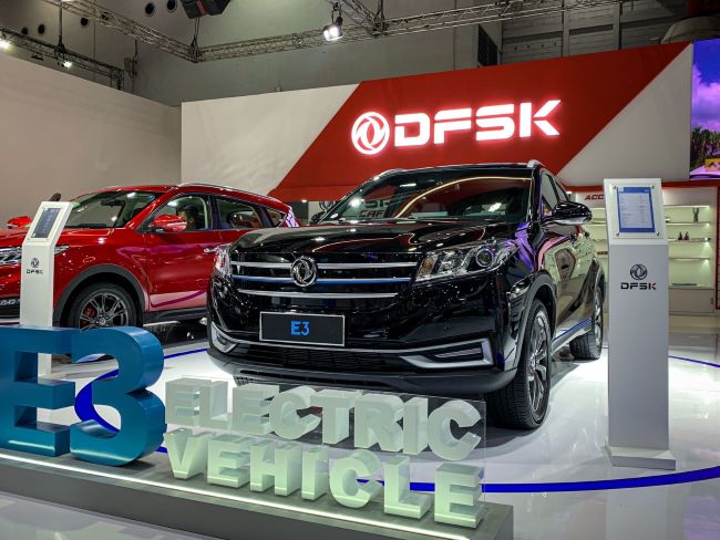 Display mobil litsrik DFSK di pameran otomotif IIMS 2023, JI Expo Kemayoran Jakarta, 16-26 Februari 2023