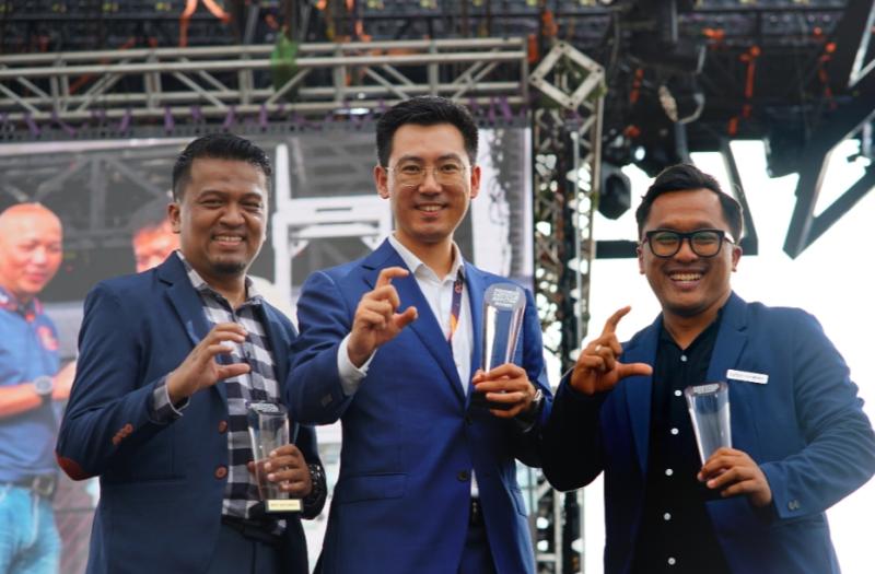 Shawn Xu (tengah) selaku Presiden PT Chery Sales Indonesia tersenyum bangga atas 4 penghargaan yang diraih di pameran otomotif IIMS 2023.
