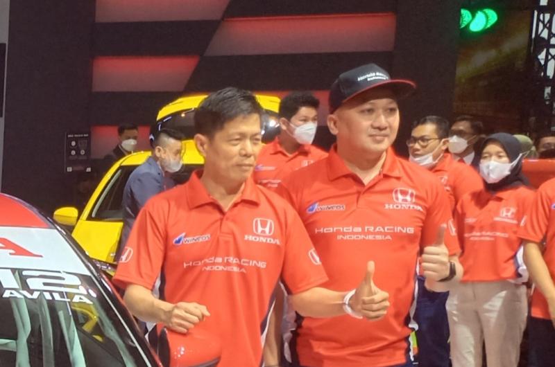Yusak Billy (kiri) bersama Alvin Bahar saat preskon Honda Racing Indonesia di booth Honda pameran IIMS 2023 di JI Expo Kemayoran Jakarta, Jumat (24/2/2023)
