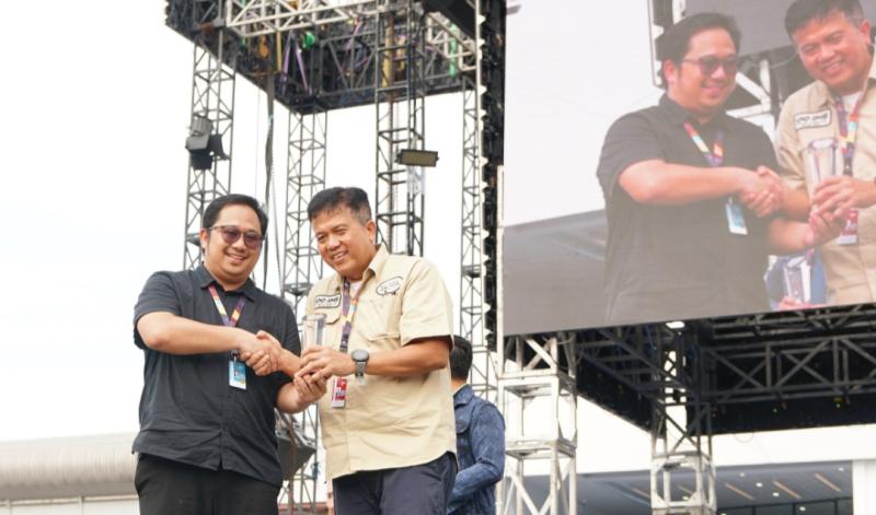Brian Gomgom Simbolon dari Wuling menerima penghargaan dari Daswar Marpaung (Dyandra Promosindo) pada closing ceremony pameran otomotif IIMS 2023, di JIExpo Kemayoran Jakarta Sabtu kemarin