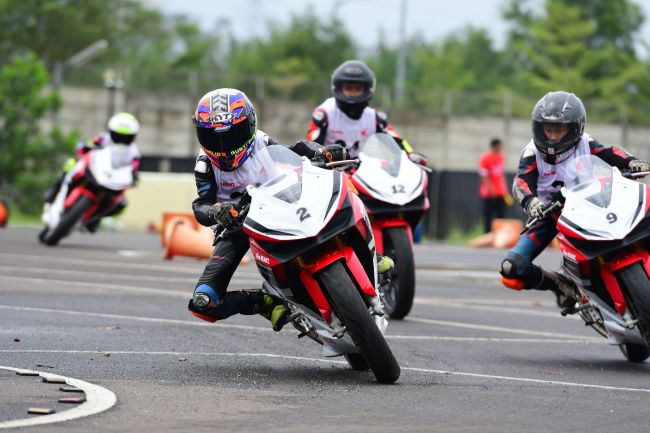 Para pembalap muda Indonesia berlatih di sebuah sirkuit bersama Honda