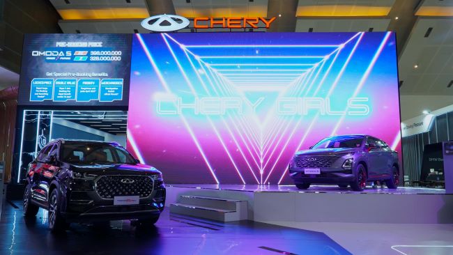 Deretan mobil Chery yang menarik perhatian pengunjung selama IIMS 2023