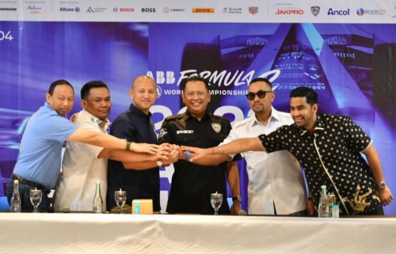 Dari kiri Anondo Eko, Iwan Takwin, Anondo Eko, Bamsoet, Ahmad Sahroni dan Himawan Bukhari pada preskon persiapan Jakarta e-prix 2023 di mall ABC Ancol Jakarta Utara hari ini