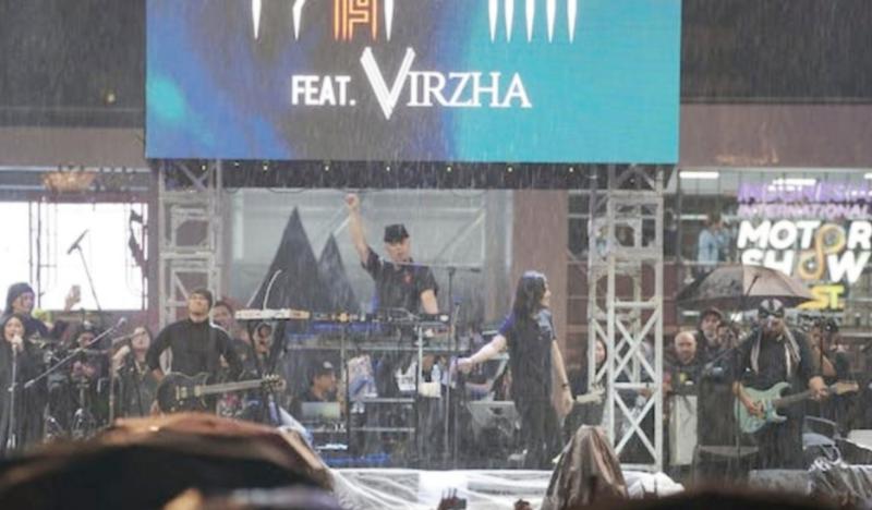 Dewa 19 feat Virzha menutup rangkaian IIMS Infinite Live secara spektakuler, meski tertunda 2 jam karena area JIExpo Kemayoran sempat diguyur hujan tak surutkan Baladewa