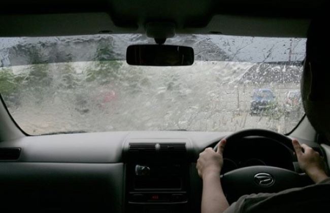 Berkendara aman saat hujan butuh persiapan diri dan tunggangan